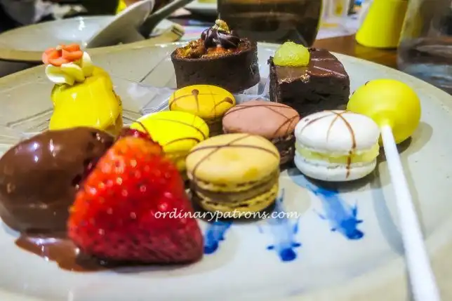 Buffet at Grand Copthorne Waterfront Hotel Praline