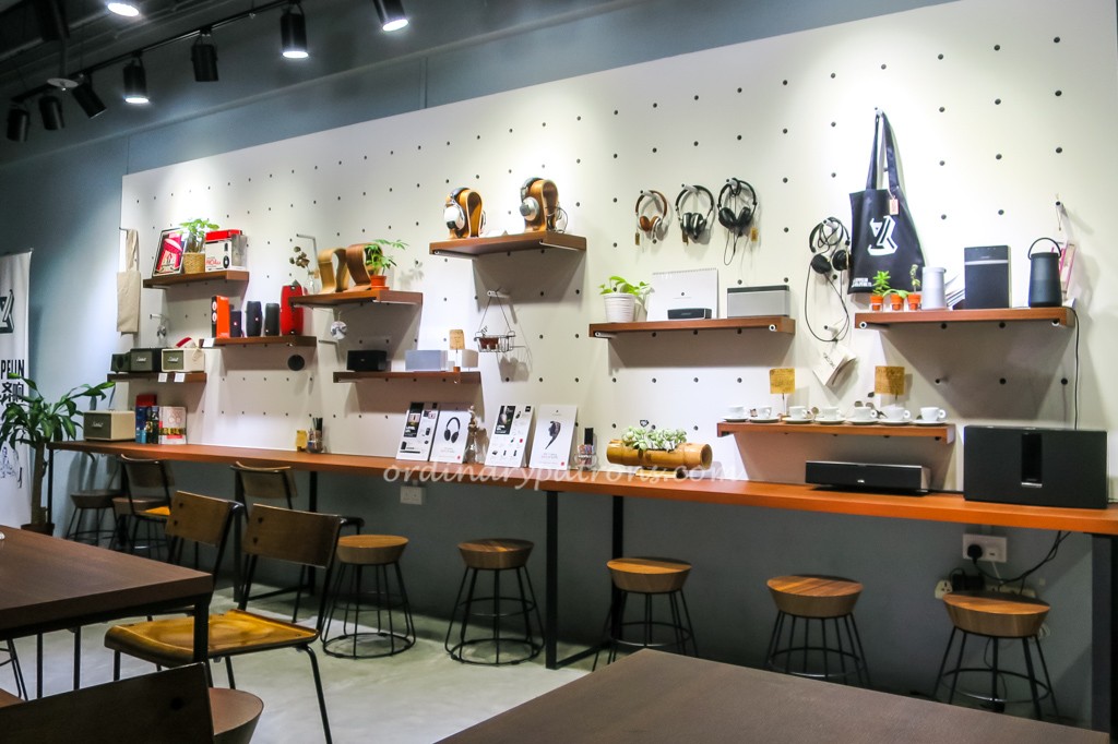 Zeppelin & Co Cafe in Sim Lim Square