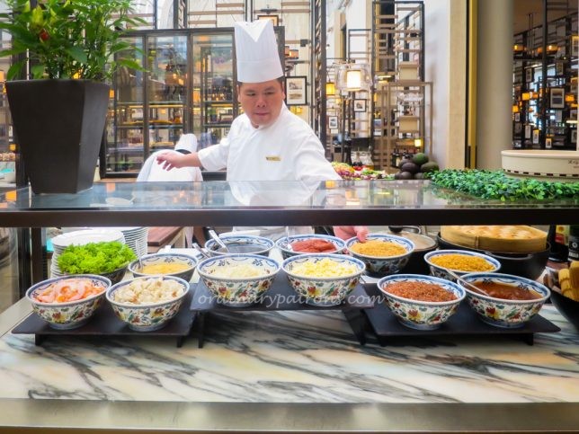 live station for local dishes of popiah and kueh pie tee 