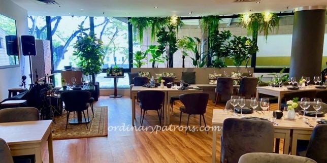 Table at 7 Restaurant Singapore Namly Ave, SIM Management House