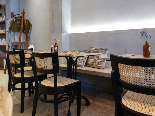 Mondays cafe - interior
