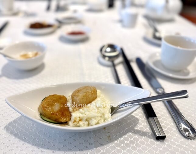 Sautéed scallop with egg white in truffle