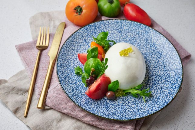 Prego - Burrato, Pesto di Cavolo Nero, Insalatina di Pomodori, Olive Leccino