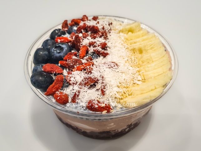  acai and topped with goji berries, blueberries, coconut flakes and banana