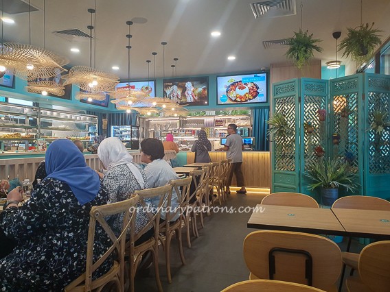 happy diners at Campur Nasi Padang at WGS