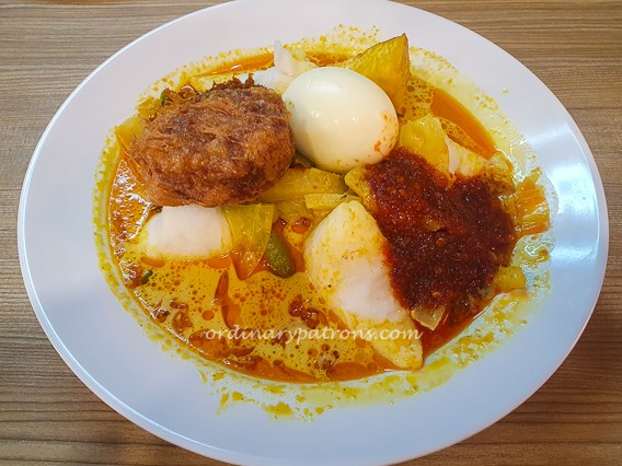 Lontong @ Campur Nasi Padang at WGS