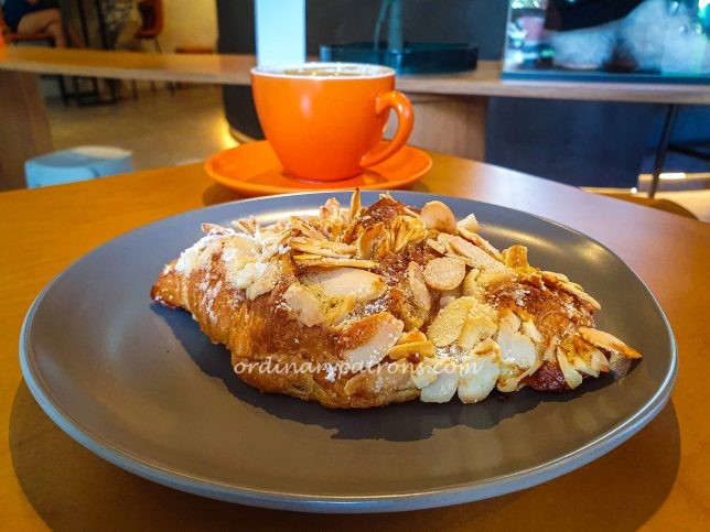 Cheerful Goat Café Americano & Pastry Set