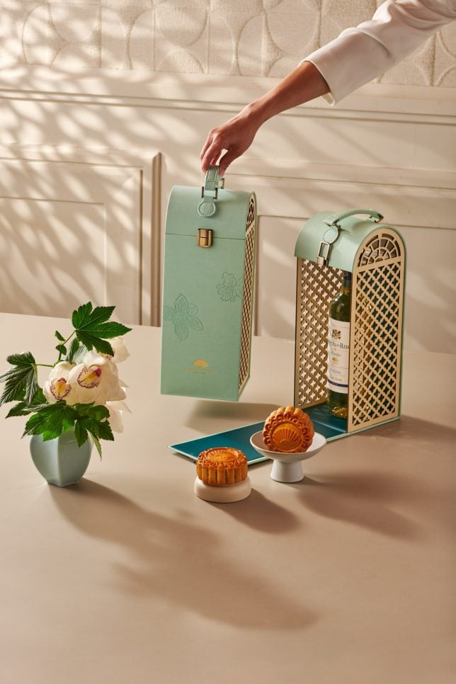 Four-tiered box Wine Carrier - Mandarin Oriental, Singapore