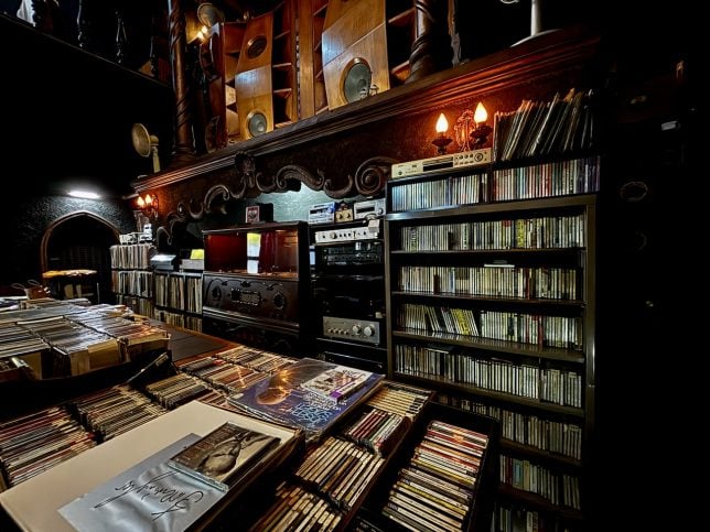 Café Le Violon and Meikyoku Kissa Lion Tokyo