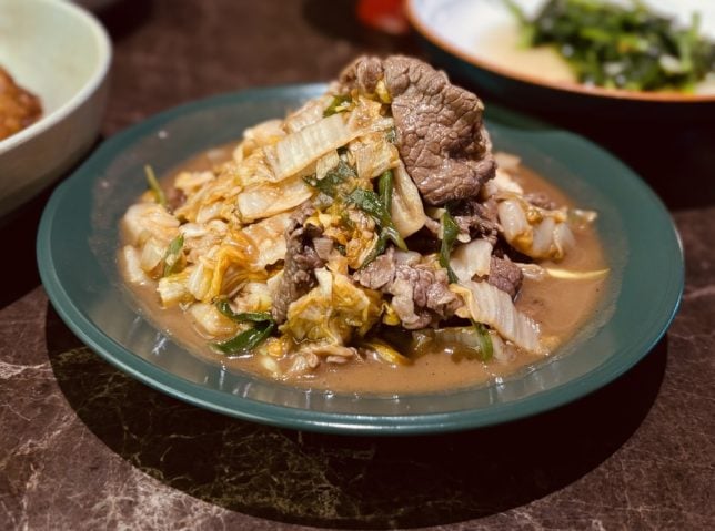 Sautéed beef ribs with fermented cabbage 